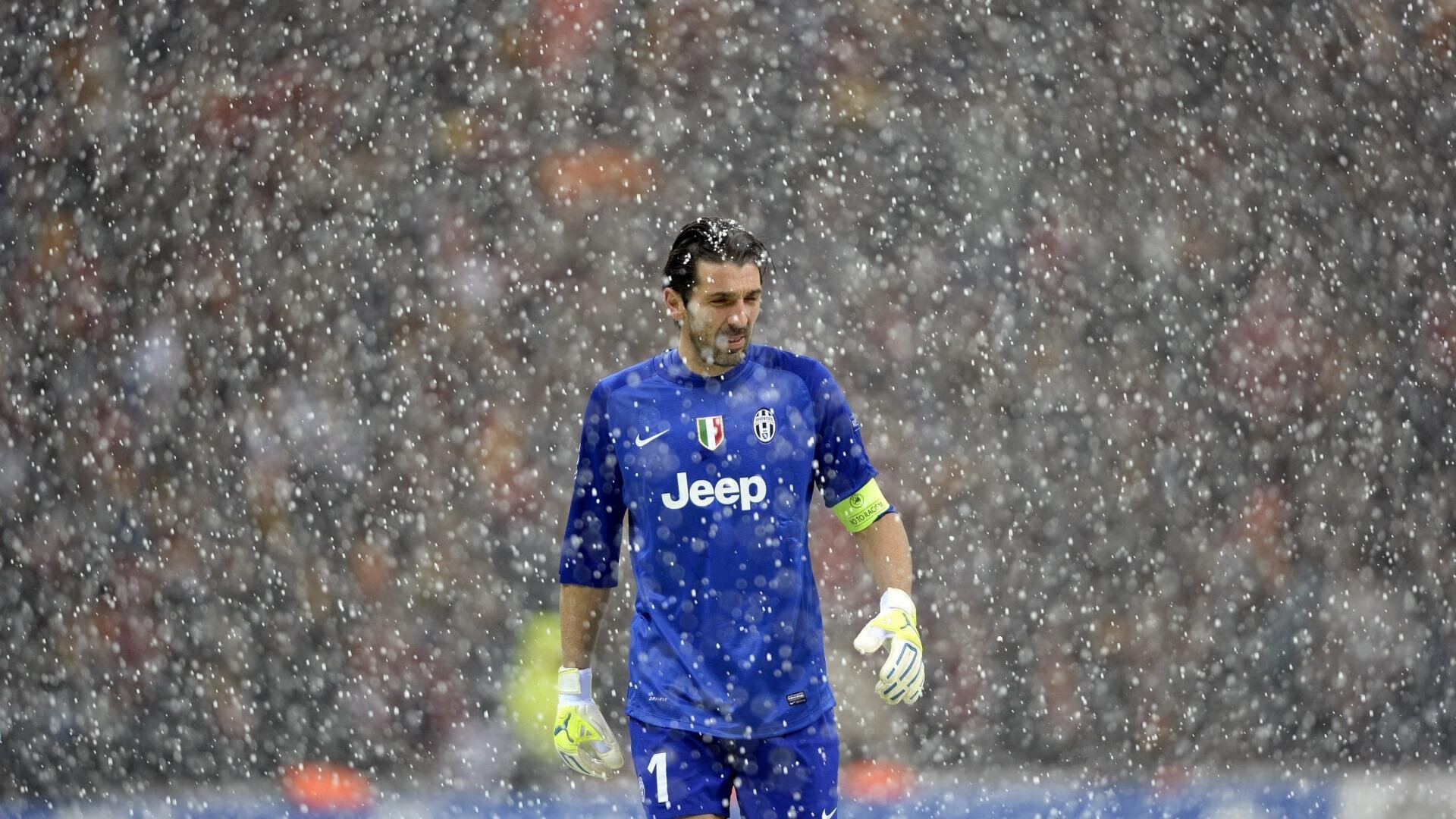 全国广场舞大奖赛 总决赛现场万人同跳画面壮观