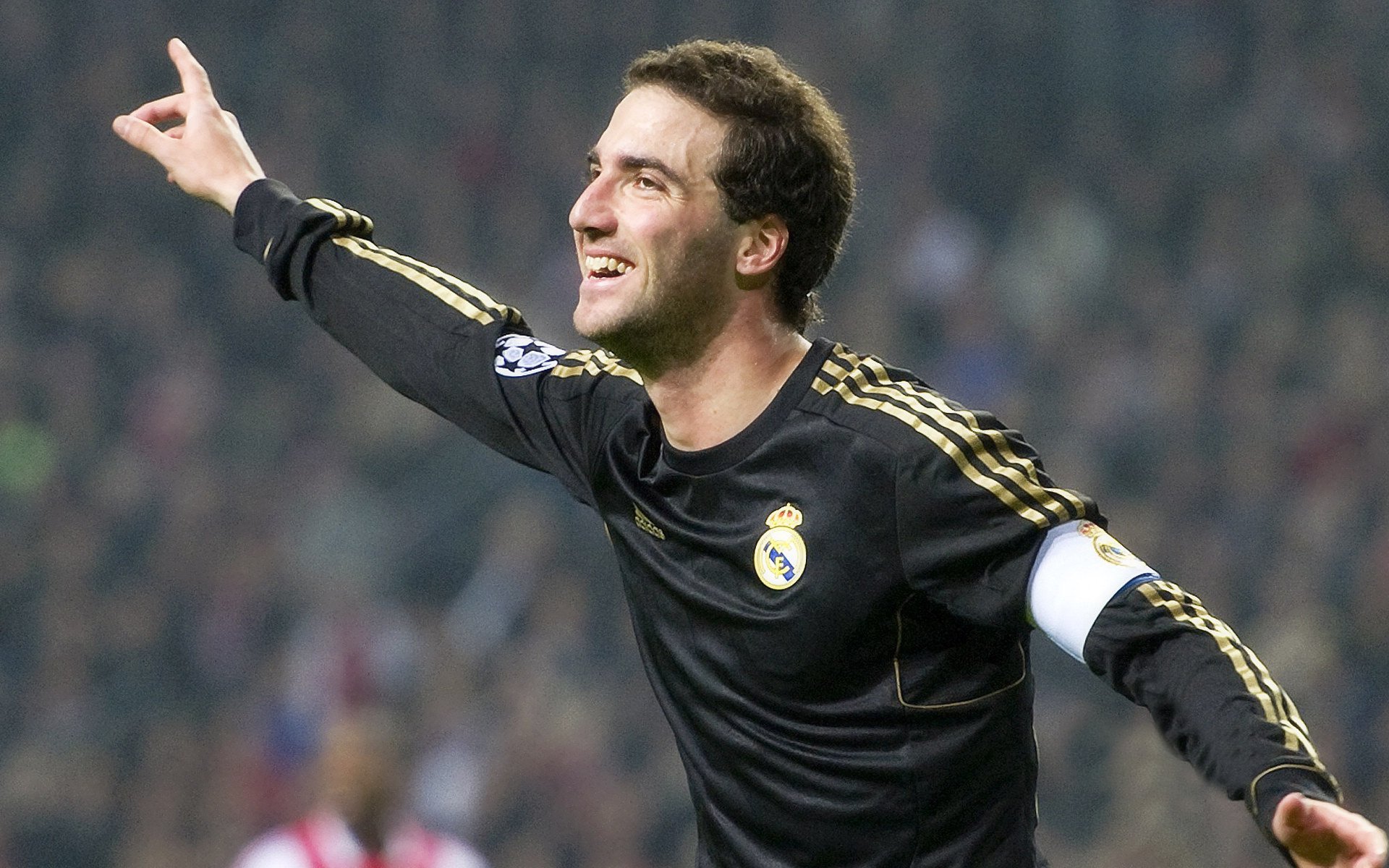 城市楼顶跑酷对抗赛 斜屋顶与矮墙间穿梭令人心跳加速